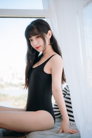 男子摸美女的尿口
