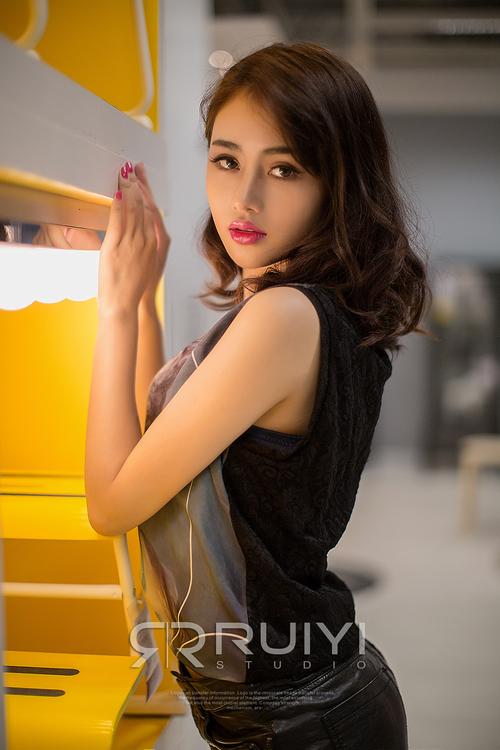 压在玻璃窗索要