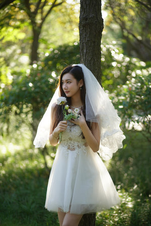 在她的腿间吸允花蜜